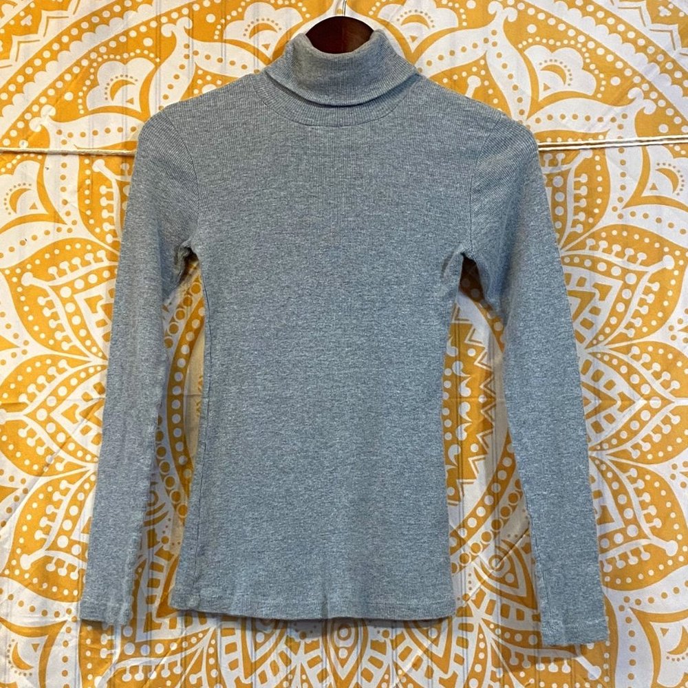 Vintage! Like New 1999 ALLOY long sleeve turtleneck - light gray!